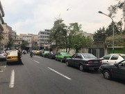 ببینید | اقدام جالب یک پدر و دختر؛ پذیرایی از مردم در صف پمپ بنزین با شربت