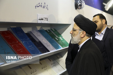 بازدید رئیس قوه قضائیه از نمایشگاه کتاب تهران