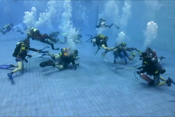 فیلم | مسابقه عجیب هاکی زیر آب در روسیه