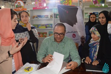 جشن امضای کتاب رامبد جوان در نمایشگاه بین‌المللی کتاب