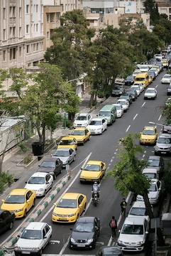 صف طولانی مقابل پمپ‌بنزین‌ها