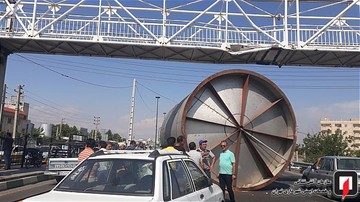 سقوط منبع آب از خودروی باری به داخل بزرگراه آیت ا..سعیدی