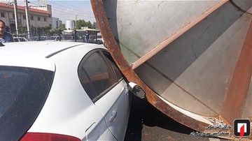 سقوط منبع آب از خودروی باری به داخل بزرگراه آیت ا..سعیدی