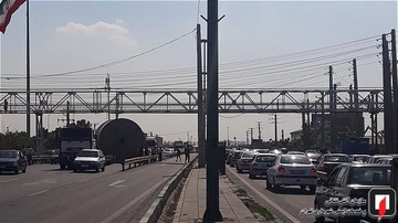 سقوط منبع آب از خودروی باری به داخل بزرگراه آیت ا..سعیدی