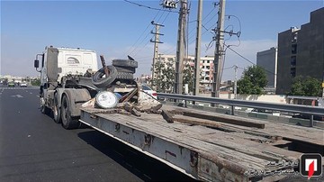 سقوط منبع آب از خودروی باری به داخل بزرگراه آیت ا..سعیدی