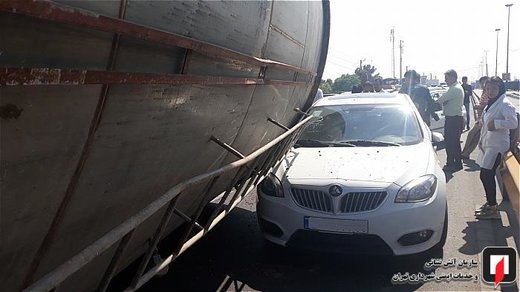 سقوط منبع آب از خودروی باری به داخل بزرگراه آیت ا..سعیدی
