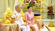 تصاویر عجیب از ازدواج پادشاه تایلند با محافظ خود/ عکس