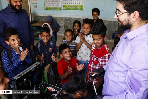 اصلاح موی سر کودکان سیل‌زده در خوزستان
