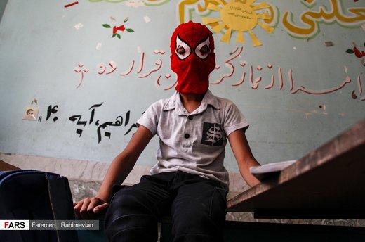 اصلاح موی سر کودکان سیل‌زده در خوزستان
