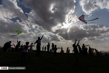 جشنوارۀ آسمان رنگارنگ در بوستان باراجین