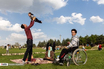 جشنوارۀ آسمان رنگارنگ در بوستان باراجین