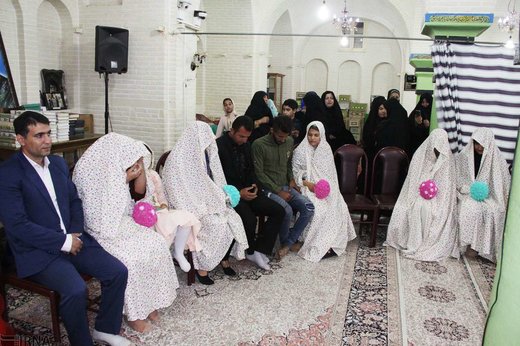 تحویل 12 سری جهیزیه به زوج های سیل‌زده پلدختری در بروجرد