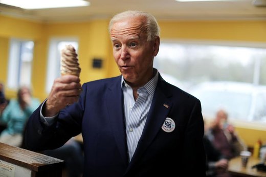 جو بایدن، نامزد دموکرات در انتخابات ریاست جمهوری سال 2020 آمریکا، که علاقه زیادی به بستنی دارد به یک بستنی فروشی در شهر مانتیسلو در ایالت آیووا آمریکا رفت و با حاضران در آنجا نیز به گفتگو پرداخت