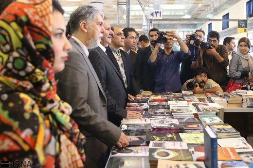 بازدید معاون اول رئیس‌جمهوری از نمایشگاه کتاب