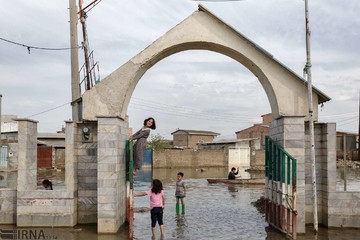 عسل سلاق 9 ساله، در حال بازی با کودکان بالای در ورودی قبرستان قوش‌تپه رفته است، در حالی که مردی با استفاده از قایق پارویی از میان سیلاب عبور می‌کند