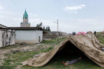 عسل سلاق زیر چادری در قبرستان قوش تپه دراز کشیده است