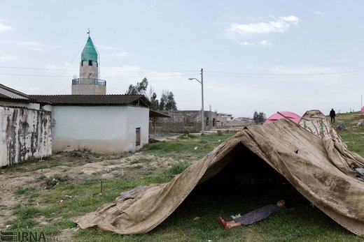 عسل سلاق زیر چادری در قبرستان قوش تپه دراز کشیده است