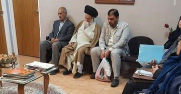 عکس | امام جمعه قم در نوبت ویزیت دکتر