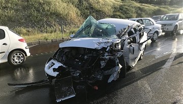 تصاویر | پژو ۲۰۷ پس از واژگونی در بزرگراه خرازی تهران