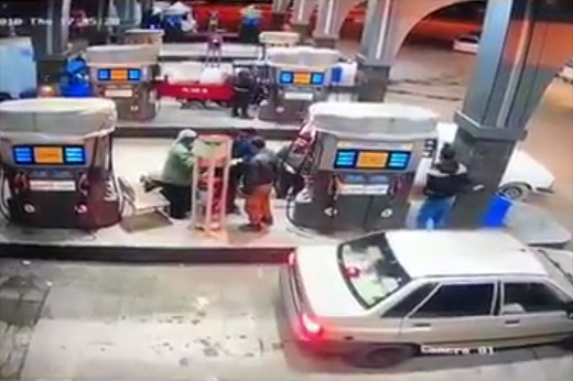 فیلم | لحظه دزدیدن موبایل در پمپ بنزین