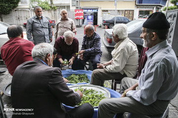 سفره‎ افطار برای رهگذران در بلوار ابوذر خیابان پیروزی تهران
