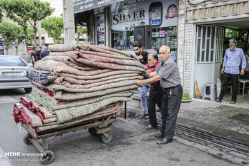 سفره‎ افطار برای رهگذران در بلوار ابوذر خیابان پیروزی تهران
