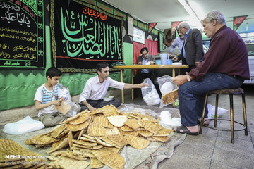 سفره‎ افطار برای رهگذران در بلوار ابوذر خیابان پیروزی تهران