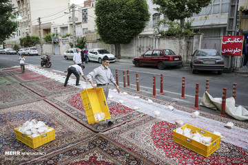 سفره‎ افطار برای رهگذران در بلوار ابوذر خیابان پیروزی تهران