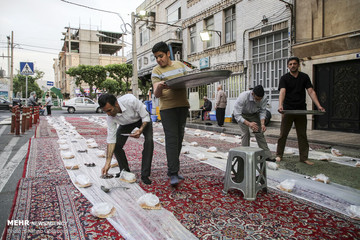 سفره‎ افطار برای رهگذران در بلوار ابوذر خیابان پیروزی تهران