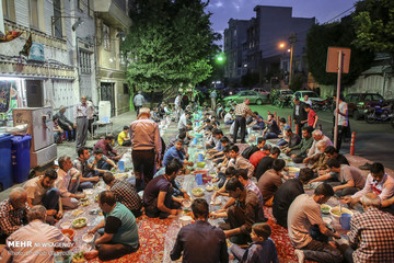 سفره‎ افطار برای رهگذران در بلوار ابوذر خیابان پیروزی تهران