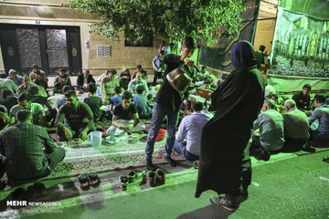 سفره‎ افطار برای رهگذران در بلوار ابوذر خیابان پیروزی تهران