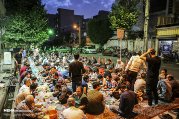 سفره‎ افطار برای رهگذران در بلوار ابوذر خیابان پیروزی تهران