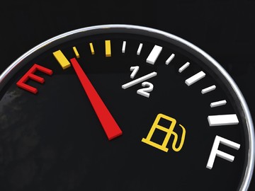 کنترل مصرف بنزین وظیفه مردم است یا خودروسازان؟