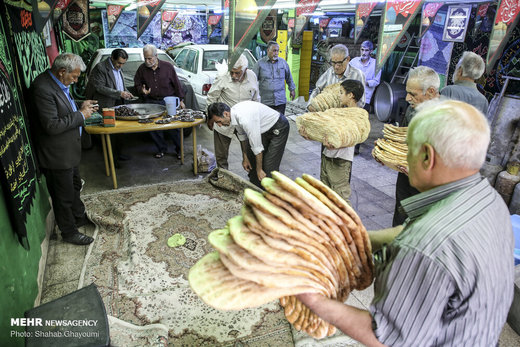 سفره‎ افطار برای رهگذران در بلوار ابوذر خیابان پیروزی تهران