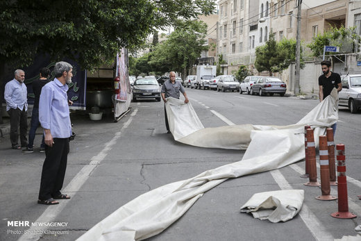 سفره‎ افطار برای رهگذران در بلوار ابوذر خیابان پیروزی تهران