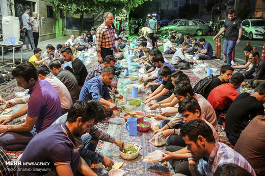سفره‎ افطار برای رهگذران در بلوار ابوذر خیابان پیروزی تهران
