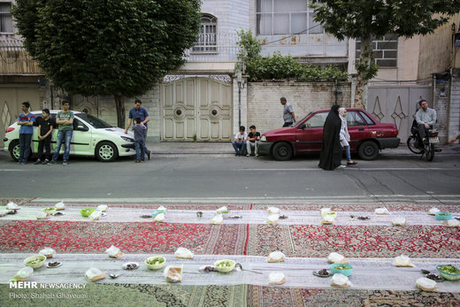 سفره‎ افطار برای رهگذران در بلوار ابوذر خیابان پیروزی تهران