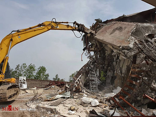 تخریب یک ویلای غیرمجاز با بنایی بالغ بر ۱۳۰۰ متر در رشت