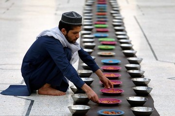 آماده کردن سفره افطاری در شهر پیشاور پاکستان
