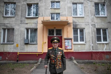Nikolay Bagayev، کهنه سرباز 100 ساله جنگ جهانی دوم، یونیفورم خود را برای حضور در  هفتاد و چهارمین سالگرد پیروزی جنگ جهانی دوم در شهر کورولیوف روسیه پوشیده است