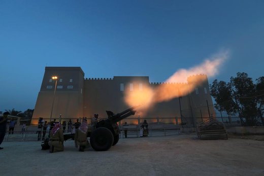اعلام زمان افطار با شلیک توپ در Riffa واقع در جنوب شهر منامه بحرین