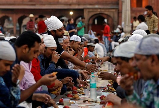 مردم در شهر دهلی‌ هند افطار می‌کنند