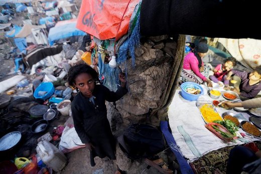  یک دختر آواره که از جنگ در استان تعز یمن فرار کرده، در ماه رمضان در حومه شهر صنعا دیده می‌شود