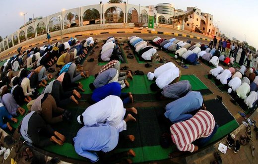 مسلمانان پس از افطار در شهر  خارطوم سودان نماز می‌خوانند