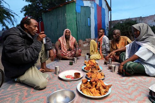  مسلمانان در اردوگاهی در شهر موگادیشو سومالی  افطار می‌کنند