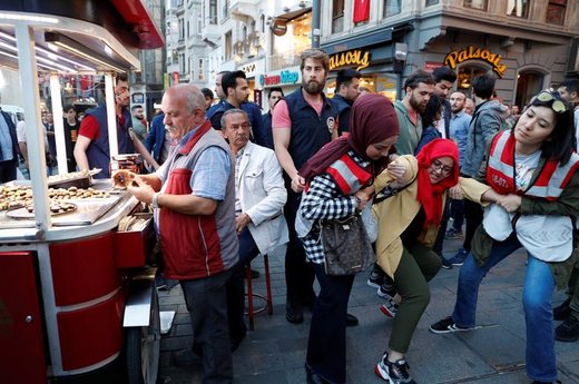 بازداشت یک زن که سعی داشت در یکی از مراکز خرید و پیاده‌راه‌های شهر استانبول ترکیه در ملا عام روزه‌خواری کند