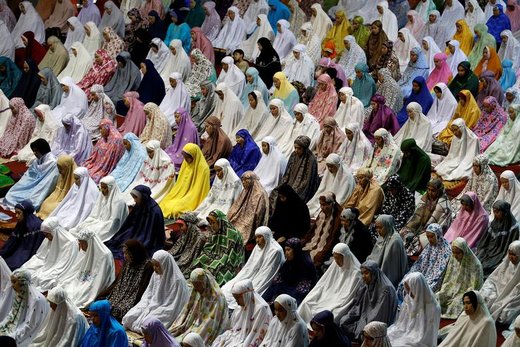 نماز خواندن زنان مسلمان در یک مسجد در شهر جاکارتا اندونزی
