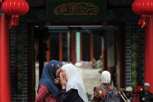  حضور زنان مسلمان در خارج از یک مسجد در استان یون‌نان چین