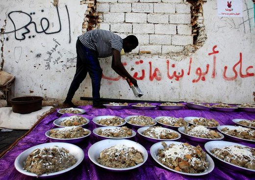  تهیه و توزیع افطاری در ماه رمضان در شهر خارطوم سودان