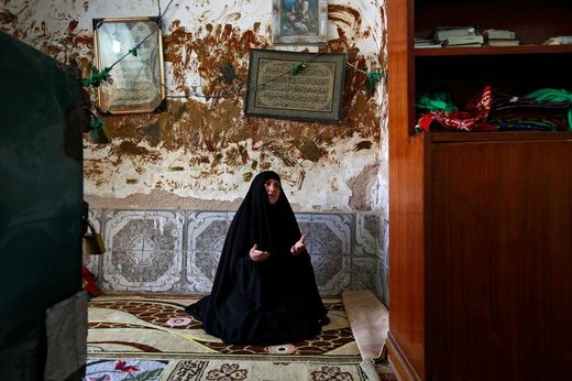  حضور یک زن مسلمان شیعه عراقی در اماکن متبرکه شهر نجف